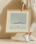 Affiche de voyage au Japon de style Japandi représentant le mont Fuji dans une palette de couleurs sobres