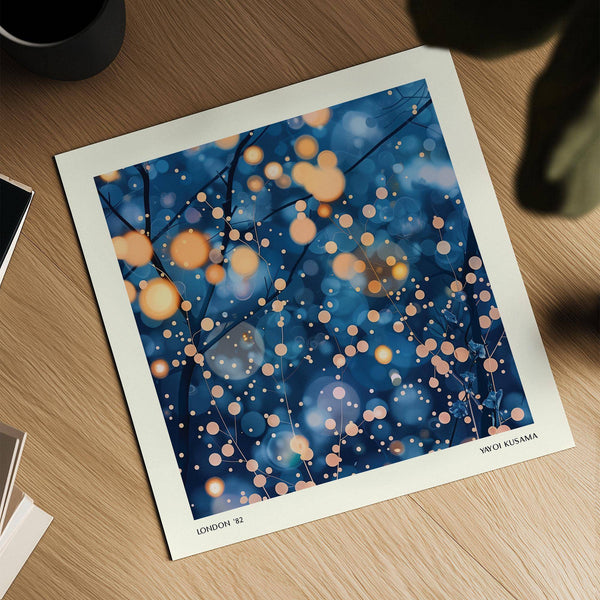 Mur du salon avec des reproductions de peintures modernes abstraites lumineuses