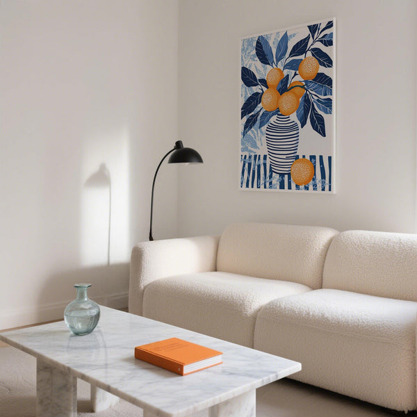 Décoration murale orange et bleue au-dessus d'un banc de salle à manger aux tons neutres.