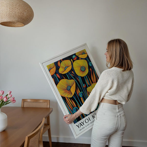Décoration murale abstraite représentant des coquelicots aux pétales jaunes et au cœur bleu sarcelle.
