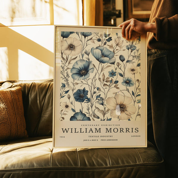 Décoration murale neutre pour salon, avec des motifs floraux vintage bleus et beiges.