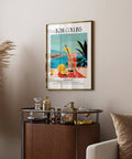 Affiche colorée Tom Collins utilisée comme décoration élégante dans un bar