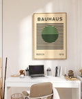 Affiche artistique géométrique Bauhaus mettant en vedette un point focal vert foncé