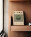Affiche d'art moderne Bauhaus sur étagère en bois pour bureau