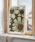 Impression florale moderne et affirmée dans des tons crème doux et orange vif pour les couloirs


