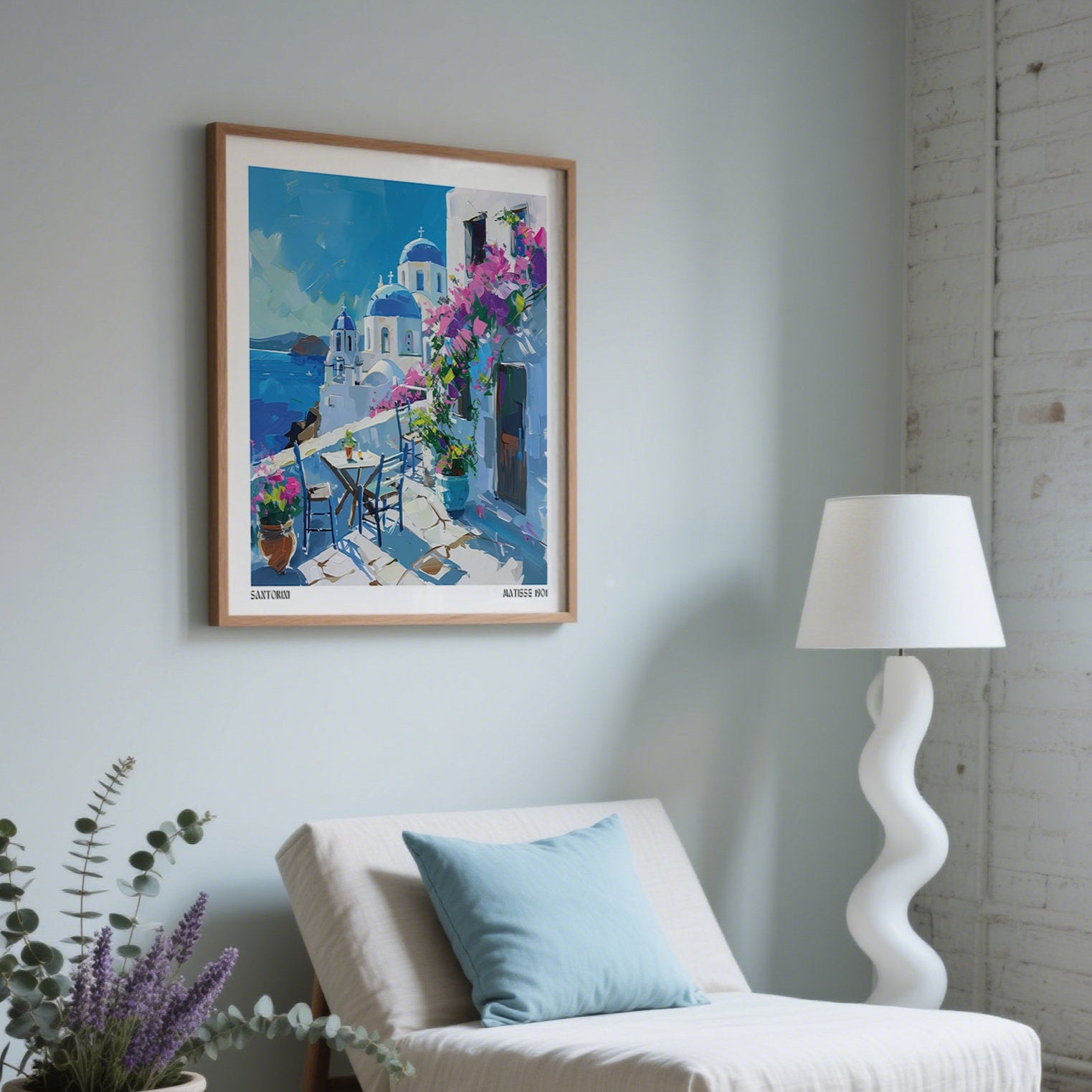 Salon avec un canapé blanc, une lampe et une œuvre d'Henri Matisse encadrée sur un mur gris clair.