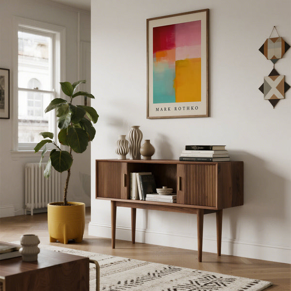 Salon moderne avec console en bois, tableau abstrait coloré et plante.