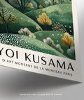 Gros plan sur les peintures de Yayoi Kusama imprimées sur papier mat