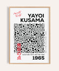 Une œuvre d'art fascinante à pois noirs et blancs inspirée par Yayoi Kusama