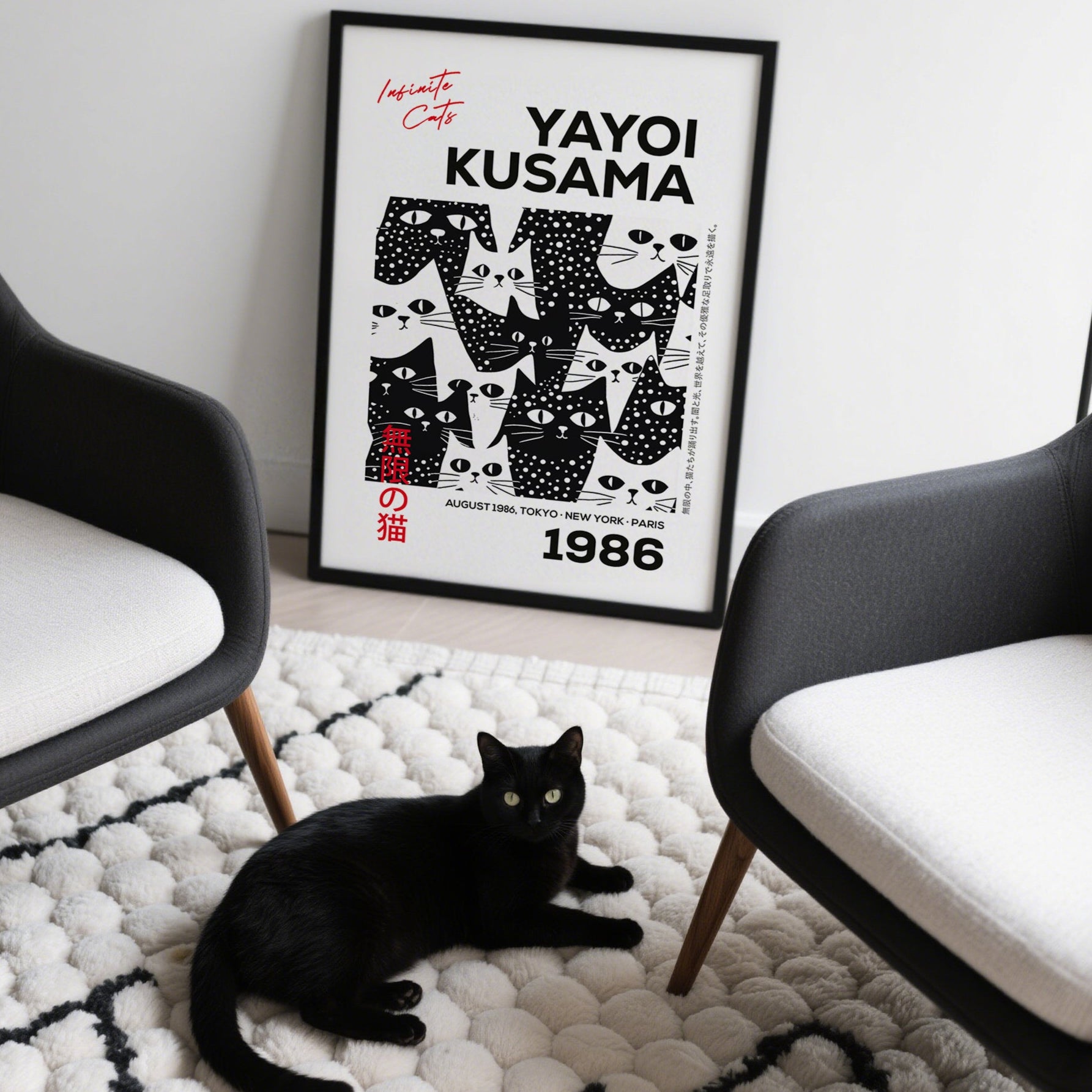 Chat noir allongé sur un tapis blanc avec une affiche encadrée de Yayoi Kusama en arrière-plan.