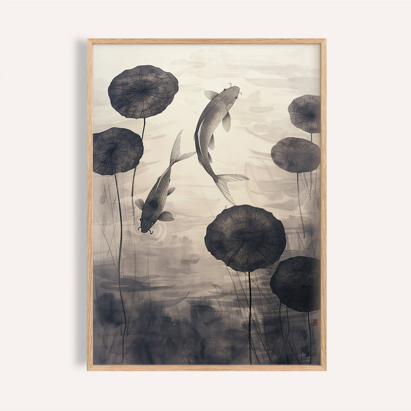 Impression murale pour chambre à coucher représentant un paisible dessin à l'encre de Chine représentant des carpes koï et des nénuphars noirs.