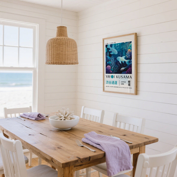 Œuvre d'art japonaise représentant l'océan en bord de mer, avec des motifs pointillés inspirés de l'art de Yayoi Kusama.