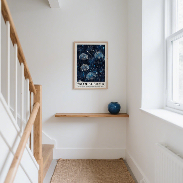 Impression artistique haut de gamme combinant des pois et des motifs floraux dans une décoration murale bleue et blanche