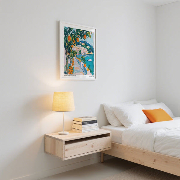 Vue ensoleillée d'une rue avec des agrumes et des bateaux dans notre collection d'affiches d'art sur l'Italie.