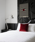 Au-dessus du lit, une décoration murale tendance en rouge et noir