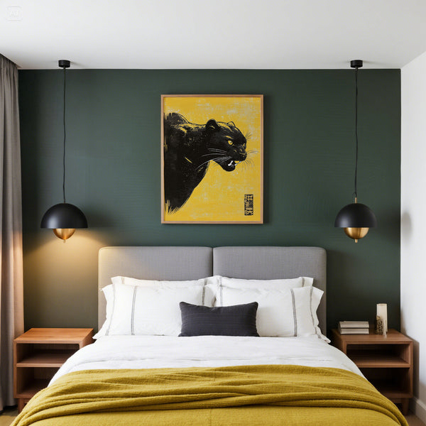 Chambre moderne avec un lit gris, une couverture jaune et une œuvre d'art représentant une panthère noire sur un mur vert.