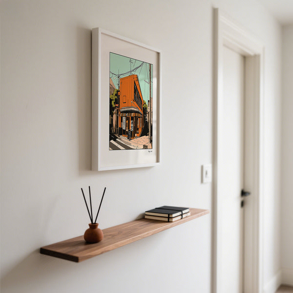 Couloir avec une œuvre d'art murale représentant Tokyo au-dessus d'une étagère