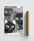 De gracieux chats noirs figurent sur l'affiche Black Cats de Yayoi Kusama.