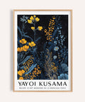 Imprimé floral inspiré du musée Kusama, avec des fleurs d'oranger et des feuilles bleu marine.
