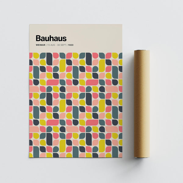 Affiche murale colorée exposée dans un salon joyeux aux accents pastel