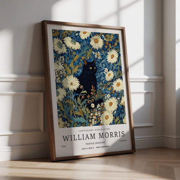 Impression artistique représentant un chat noir élégant entouré de marguerites blanches et de feuillage bleu.