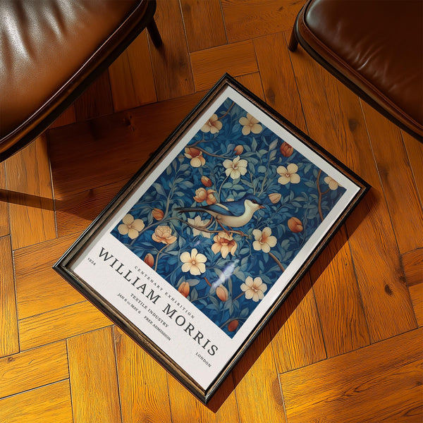 Impression artistique William Morris bleu et crème représentant des fleurs détaillées et un oiseau aux couleurs douces.