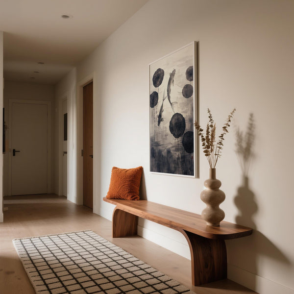 Sumi-e, art japonais de l'encre de Chine représentant un couple de carpes koï et des nénuphars dans une eau calme.