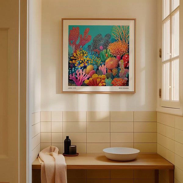 Art mural moderne représentant une image colorée de l'océan avec des motifs marins turquoise et magenta.