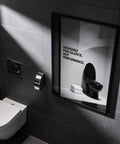 Décoration murale amusante pour toilettes, avec une typographie élégante et un humour noir.