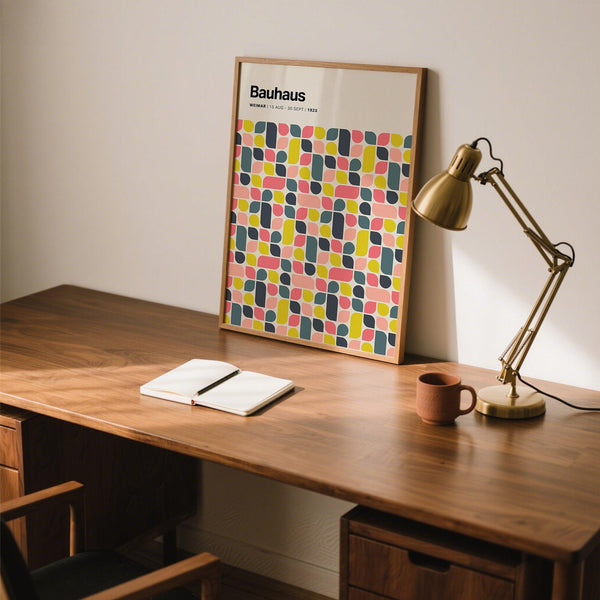 Affiche murale colorée encadrée et exposée dans un bureau moderne avec des meubles en bois clair.