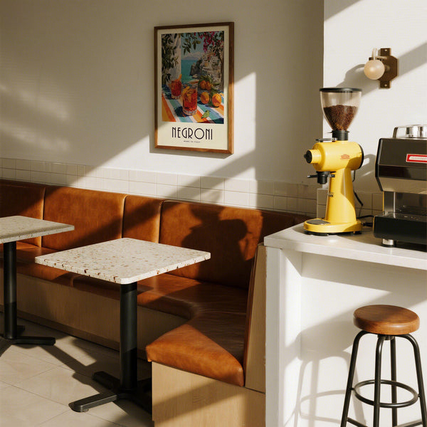 Agrumes à côté de cocktails dans un design italien Drink Posters avec une lumière estivale.