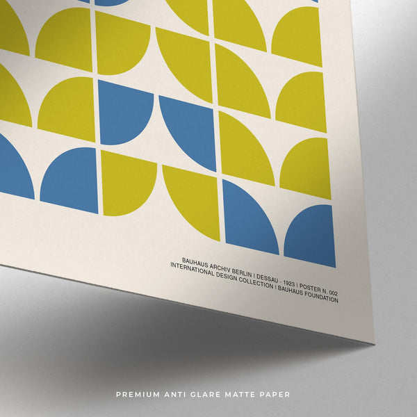 Affiche aux formes semi-circulaires et aux contrastes de couleurs vifs, dans un style géométrique moderne.