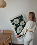 Œuvre d'art Poppy Prints avec une composition florale stylisée et des détails minimalistes.