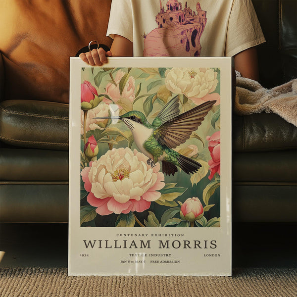 Impressions florales de colibris de style vintage avec des détails naturels riches et des couleurs douces.