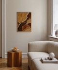 Affiche artistique contemporaine abstraite aux tons ocres, avec des nuances de brun, rouge et beige, pour décorer une chambre à coucher.