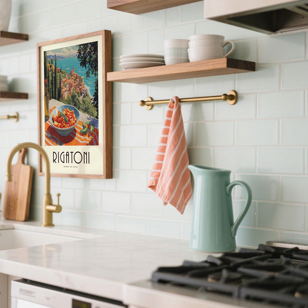 Œuvre d'art représentant des rigatoni ensoleillés au basilic, avec vue sur un village côtier.