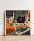 Chat noir fixant un bol de ramen dans une décoration murale sur le thème du ramen, avec des tons chauds rappelant la cuisine.