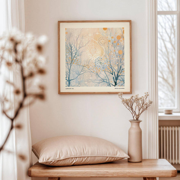 Art contemporain abstrait représentant des arbres, avec des motifs minimalistes modernes rehaussés de touches dorées.