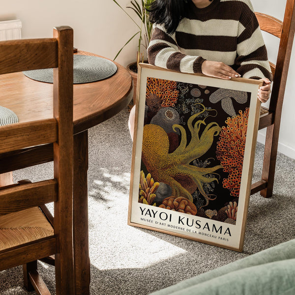 Décoration murale représentant une pieuvre dans le style Yayoi Kusama, dans des tons orange et jaune.