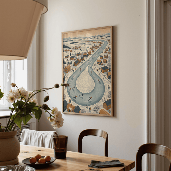 Affiche représentant un village hivernal avec des chalets beiges et un chemin bleu pour décorer un studio