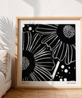 Décoration intérieure minimaliste avec une affiche artistique florale audacieuse en noir et blanc