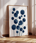 Impression abstraite de fleurs à l'aquarelle en bleu et blanc pour la décoration d'une chambre à coucher