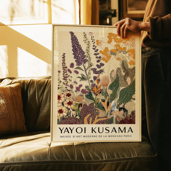 Poster mural Nature avec des fleurs dorées et des feuilles surdimensionnées sur un fond crème clair.