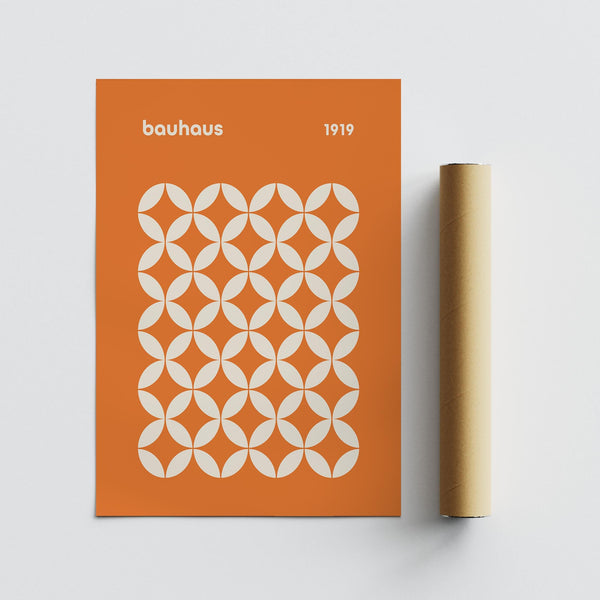Affiche orange inspirée du design Bauhaus 1919, imprimée avec des motifs minimalistes.