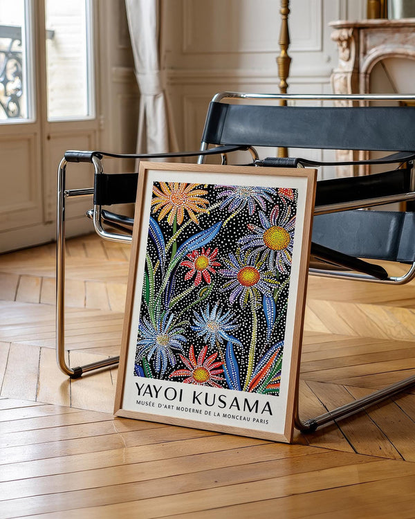 Fleurs orange vif et violettes dans une composition florale pop art.