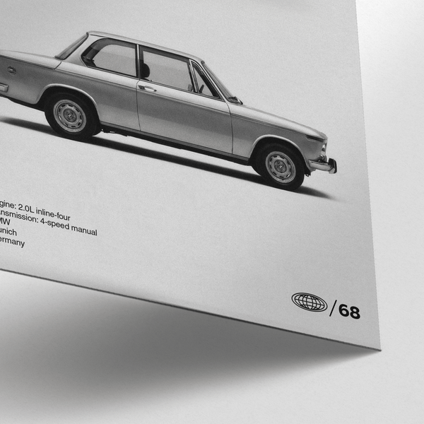 Impression artistique BMW Car Print, accents noirs dans un bureau à domicile