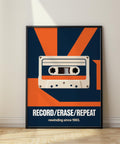 Décoration murale en cassette audio avec bande de couleur crème et texte en caractères gras.