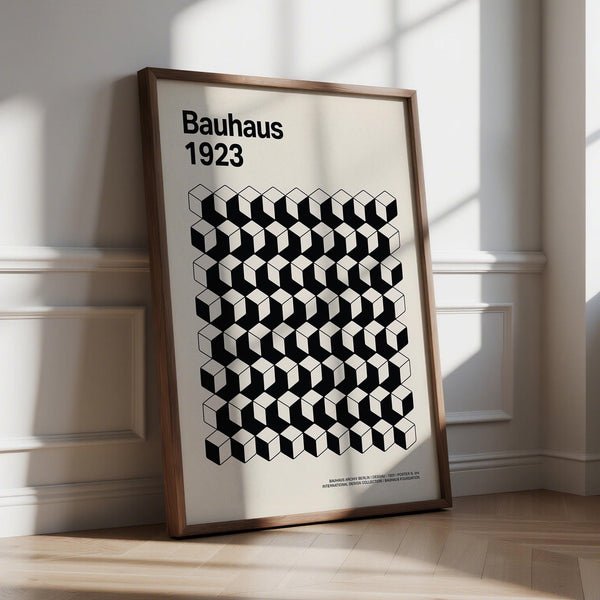 Affiche design Bauhaus représentant un motif cubique 3D noir et blanc sur fond crème.