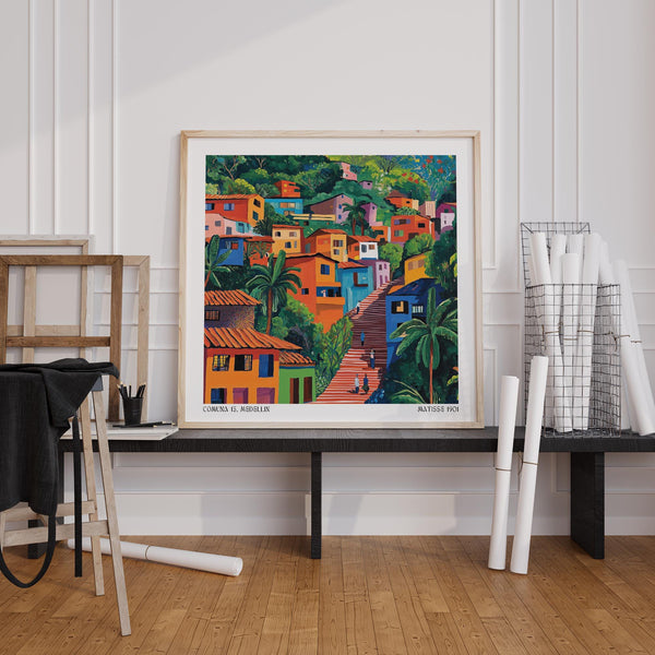 Vue de la Comuna 13 remplie de couleurs, de palmiers et de marches ascendantes.