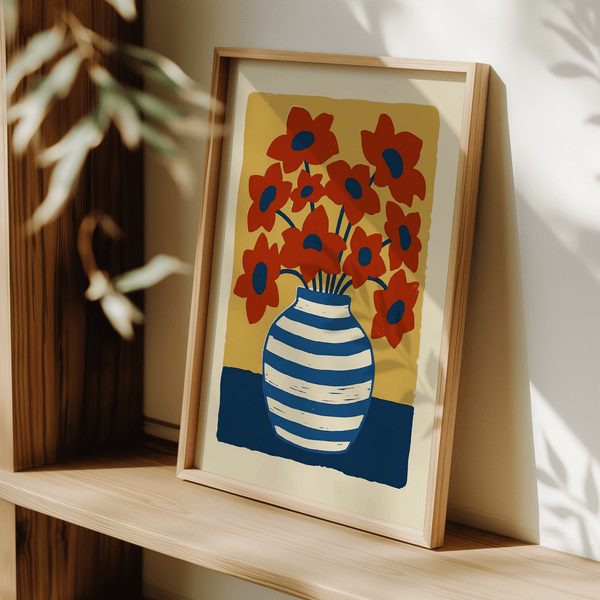 Poster artistique représentant un vase avec des fleurs rouges, des accents bleus et des tons beiges pour le couloir